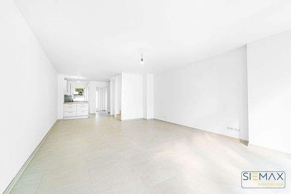 Wohnzimmer mit Blick auf die offene Küche