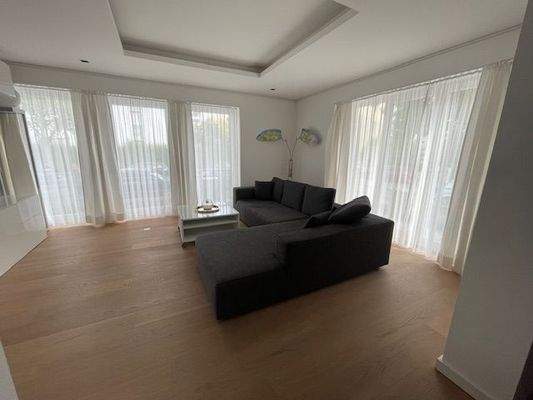 Wohnzimmer mit viel Tageslicht