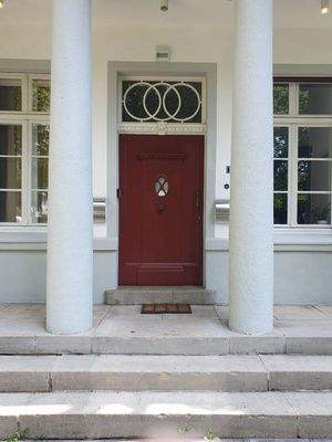 Außenansicht Haupt-Eingang zum Gebäudekomplex