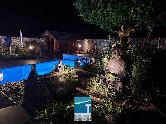 Gartenanlage bei Nacht