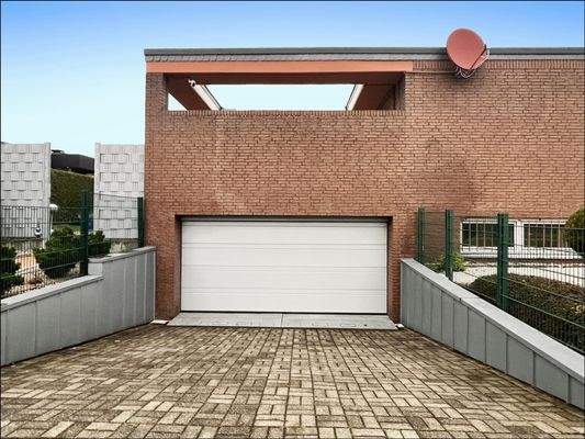 Eigene Einfahrt zur Doppelgarage