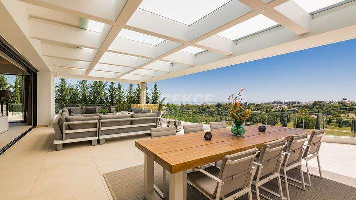 Golf View Villa with Designer Kitchen Near Beach in Benahavís