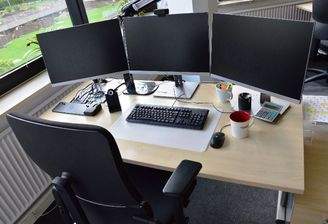 Schreibtischplatz im 3er-Büro