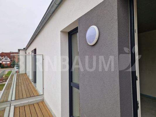 Balkon mit Beleuchtung und Steckdose