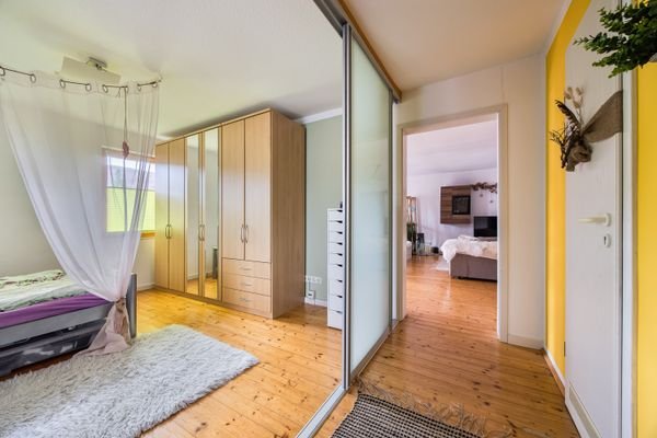 Schlafzimmer mit modernem Raumteiler