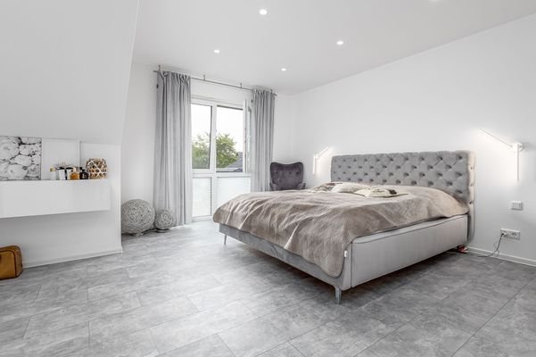 Eltern-Schlafzimmer mit 2 Ankleidebereichen