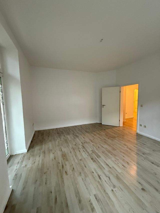 Schöne helle Erdgeschoss 2 Raum Wohnung mit Balkon und Einbauküche ab sofort zu vermieten - Photo 2