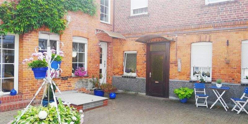  EFH Hauseingang und Eingang Heizungsraum