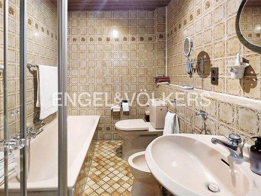 Bad mit Wanne und Dusche im EG