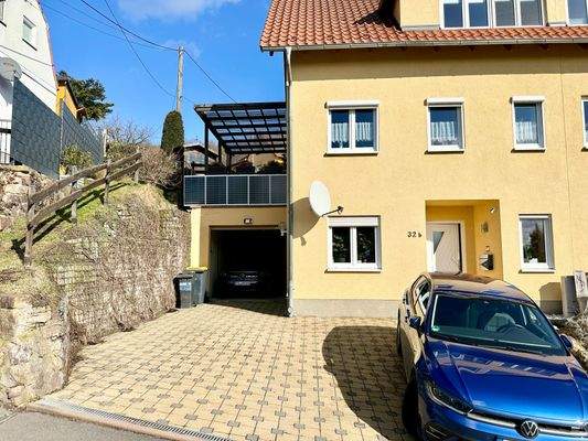 Garage und 2 Stellplätze vor dem Haus