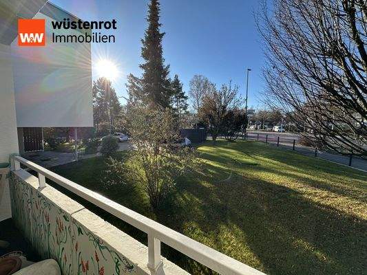 Blick vom sonnigen Balkon