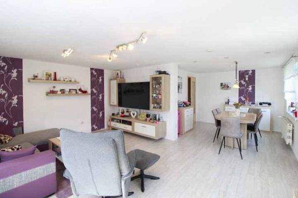 Wohnzimmer mit Essbereich