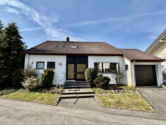 Schönes Einfamilienhaus mit Garage