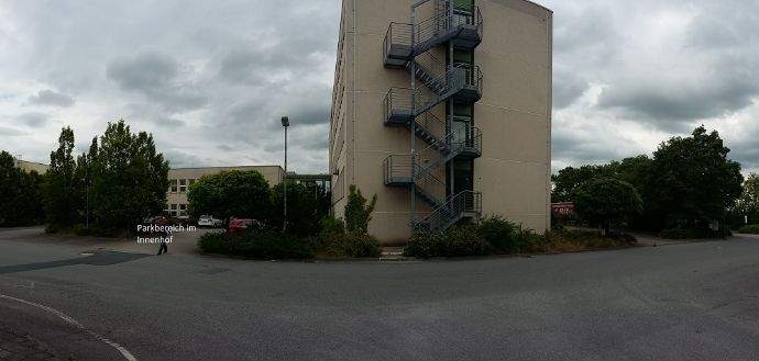 Giebelseite_Bürohaus_Parkbereich_Innenhof