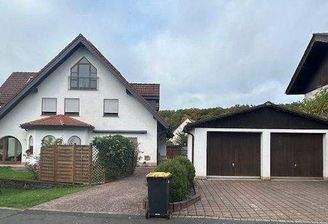 Straßenansicht, Doppelgarage mit anschließender Werkstatt