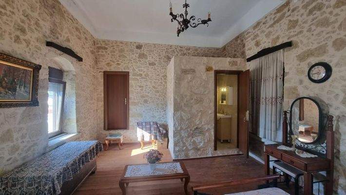 Kreta, Agios Myronas: Einfamilienhaus aus Stein zu verkaufen