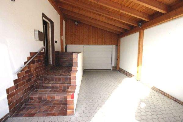 Einfahrt und Carport