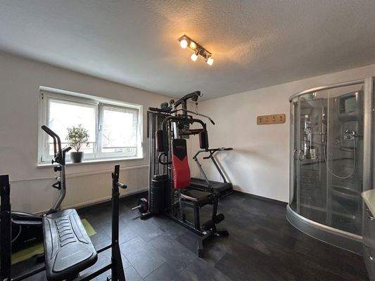 Fitnesszimmer mit Dusche