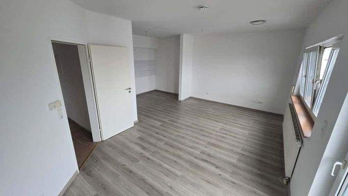 Helles Wohnzimmer mit Balkon.