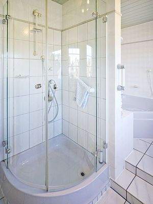  ...mit Duschkabine und... 