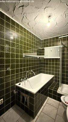 Gepflegtes Retro-Badezimmer