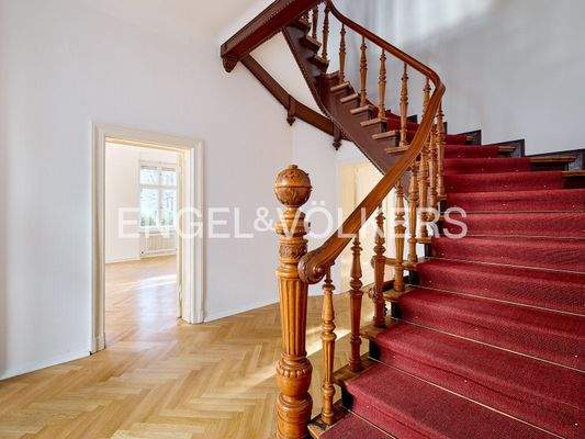 Foyer mit Treppenaufgang