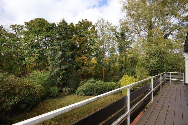 BALKON MIT WALDBLICK