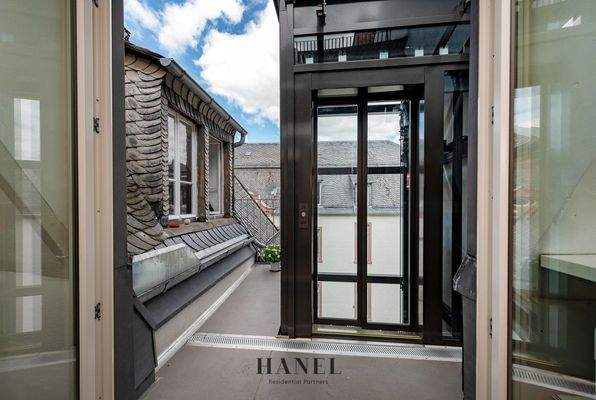 Fahrstuhl mit kl. Terrasse