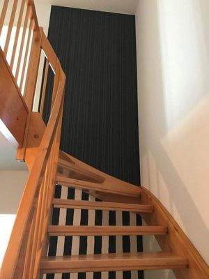 Massive Holztreppe zum 1. Stock