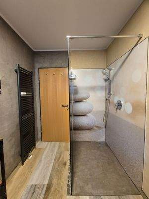 Bad mit Dusche und Badewanne