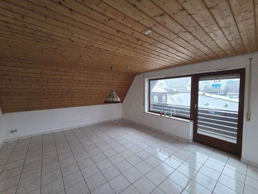 Wohnzimmer mit Balkonzugang DG