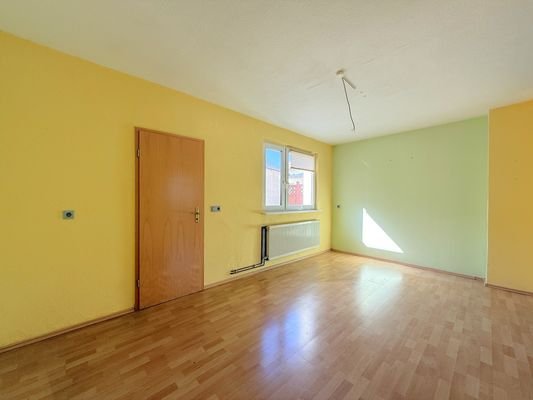 großzügiges Wohnzimmer