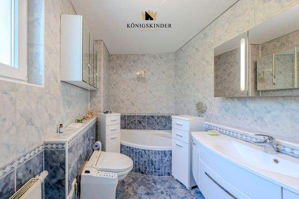 Raum zum Wohlfühlen: Bad mit Dusche und gemütlicher Wanne