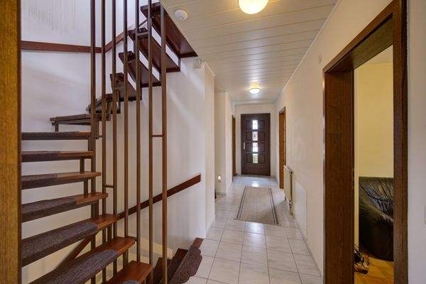 Flur mit Treppenaufgang - EG