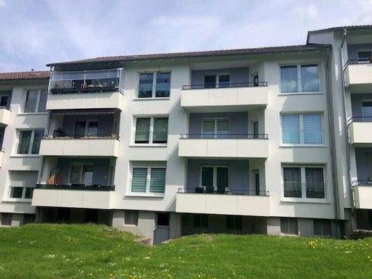 Charmante Rückseite mit Balkonen auf jeder Etage – ideal zum Durchatmen und Entspannen