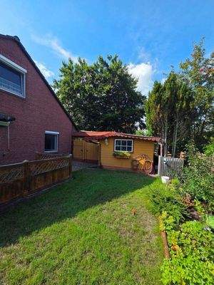 Gartenhaus hinter dem Carport