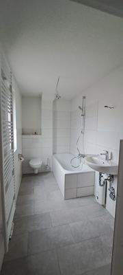 Badezimmer mit Wanne + WC.jpg