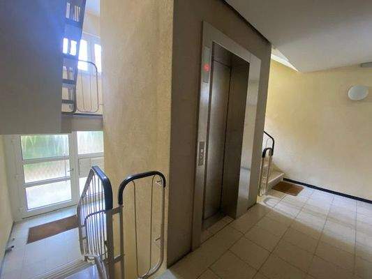 Blick Hauseingang, Aufzug