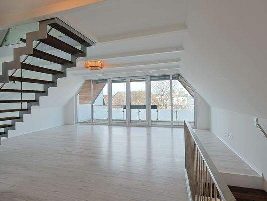Großzügiger Wohnbereich mit Balkon im Obergeschoss