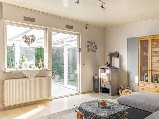 Wohnzimmer mit direktem Zugang in den beheizten Wintergarten 