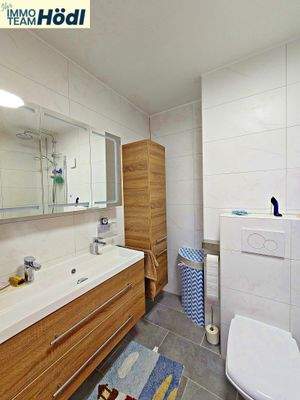 1.Foto innenliegendes Bad im OG 