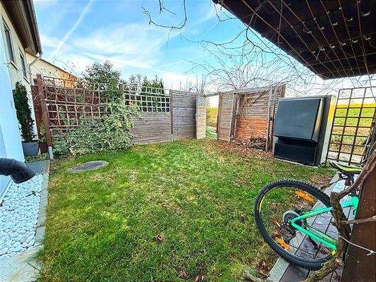 Garten neben Terrasse