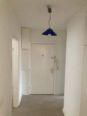 Flur mit Blick zur Wohnungstür