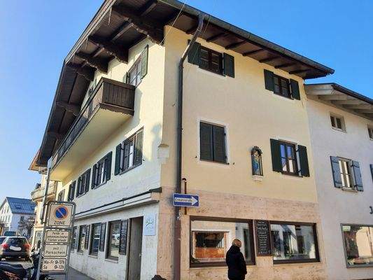 Aussenfoto mit Heiligenfigur.jpg