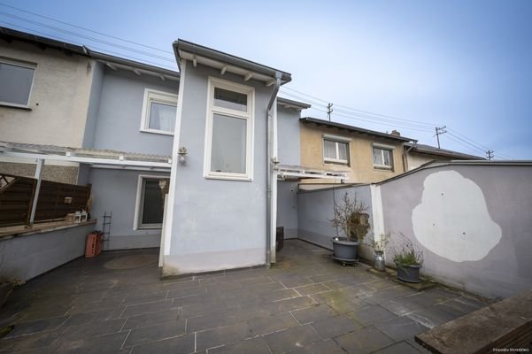 Hausrückseite mit Terrasse