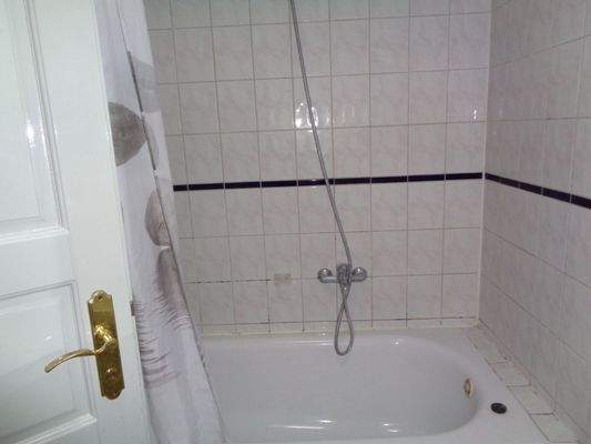 303-012 DG-Wohnung Badezimmer Badewanne 2025-04-16