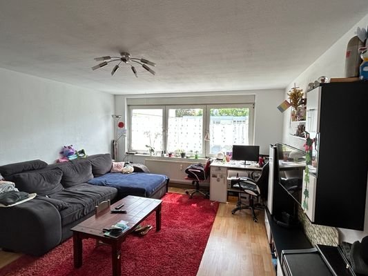 Wohnzimmer mit Balkonzugang