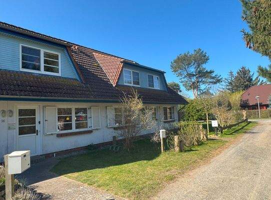 Hauseingang und Stellplatz