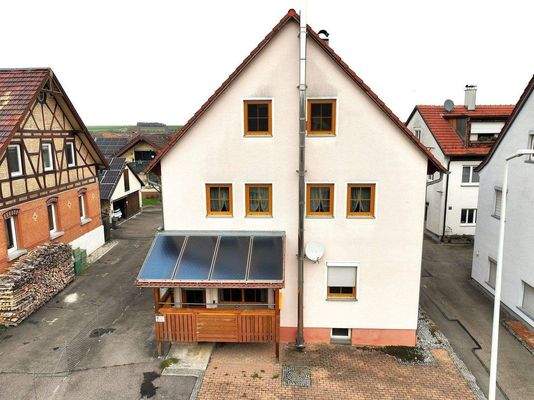 Hausansicht mit Balkon sowie 4 Solarpanel   DJI_.J