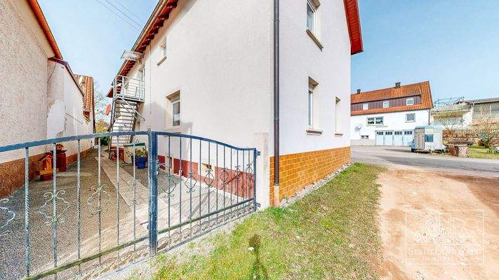 Hofeinfahrt seitlich